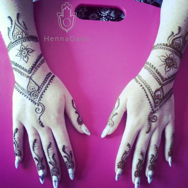 40+ Timeless and Trendy Back Hand Mehndi Designs